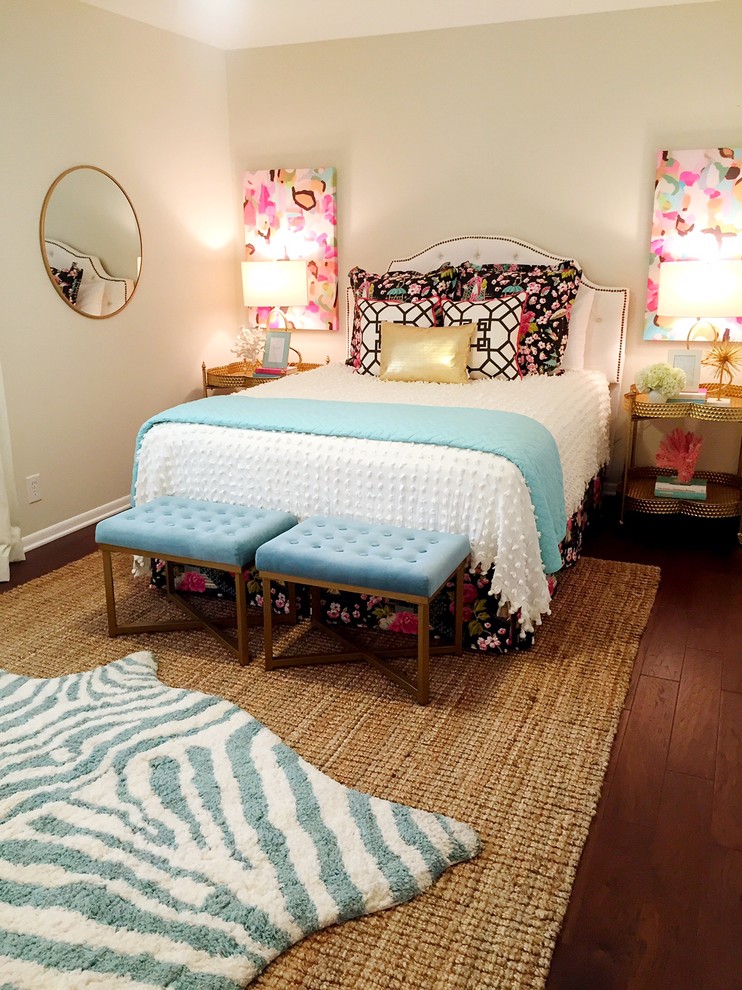 Exemple d'une chambre d'amis éclectique de taille moyenne avec un mur beige, un sol en bois brun et aucune cheminée.