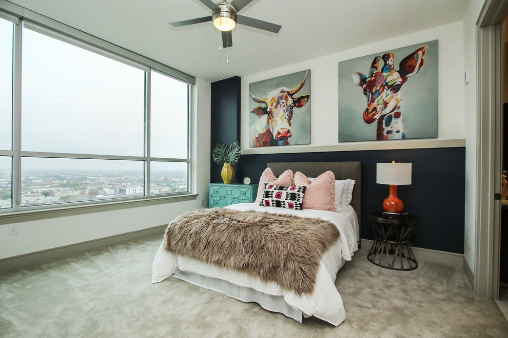ヒューストンにあるエクレクティックスタイルのおしゃれな客用寝室 (白い壁、カーペット敷き、ベージュの床、アクセントウォール、グレーとブラウン)