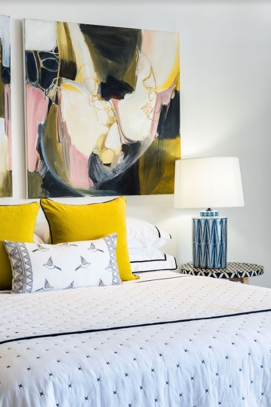 ブリスベンにある小さなコンテンポラリースタイルのおしゃれな客用寝室 (白い壁、無垢フローリング、白い床、暖炉なし)