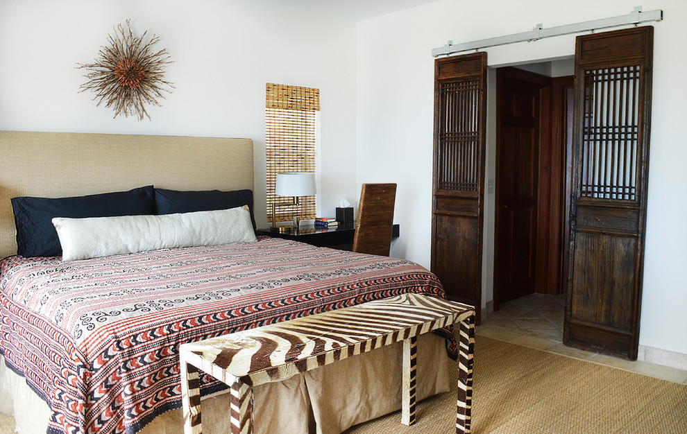 Ejemplo de dormitorio principal bohemio grande sin chimenea con paredes blancas, suelo de baldosas de cerámica y suelo beige