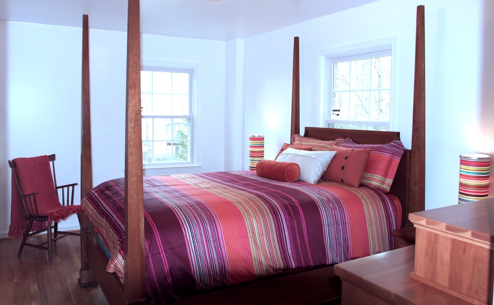 Idee per una camera da letto eclettica di medie dimensioni con pareti bianche e pavimento in legno massello medio