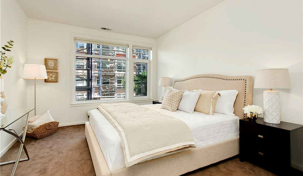 Mittelgroßes Klassisches Gästezimmer ohne Kamin mit weißer Wandfarbe und Teppichboden in Seattle