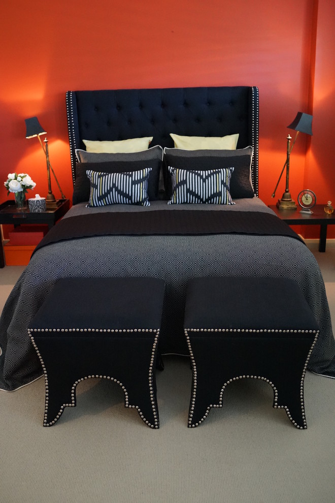 Inspiration pour une chambre avec moquette minimaliste de taille moyenne avec un mur orange, aucune cheminée et un sol gris.