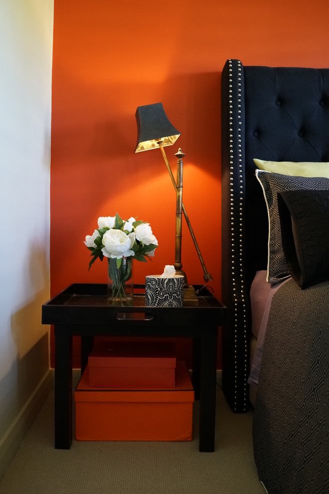 Exemple d'une chambre avec moquette moderne de taille moyenne avec un mur orange, aucune cheminée et un sol gris.