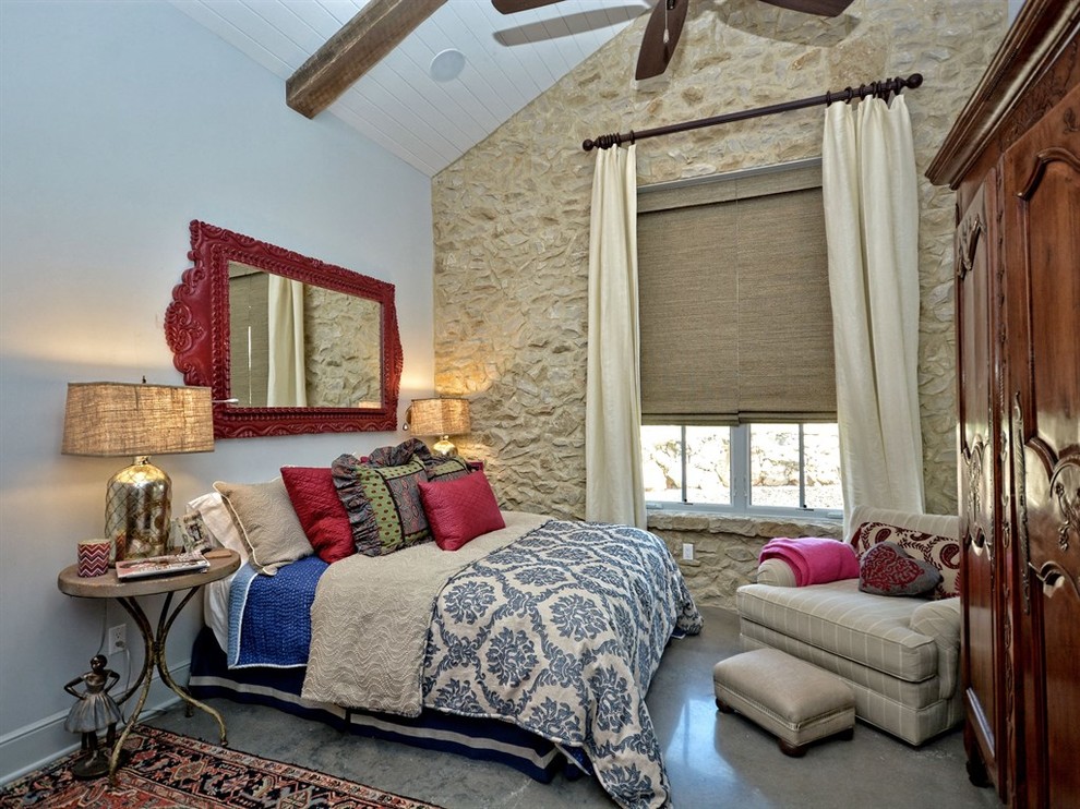 Идея дизайна: гостевая спальня среднего размера, (комната для гостей) в стиле фьюжн с разноцветными стенами, бетонным полом и серым полом