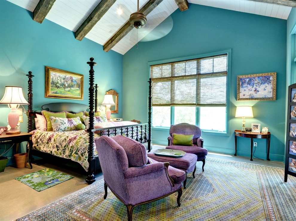 Modelo de dormitorio principal bohemio grande con paredes azules, suelo de cemento y suelo gris