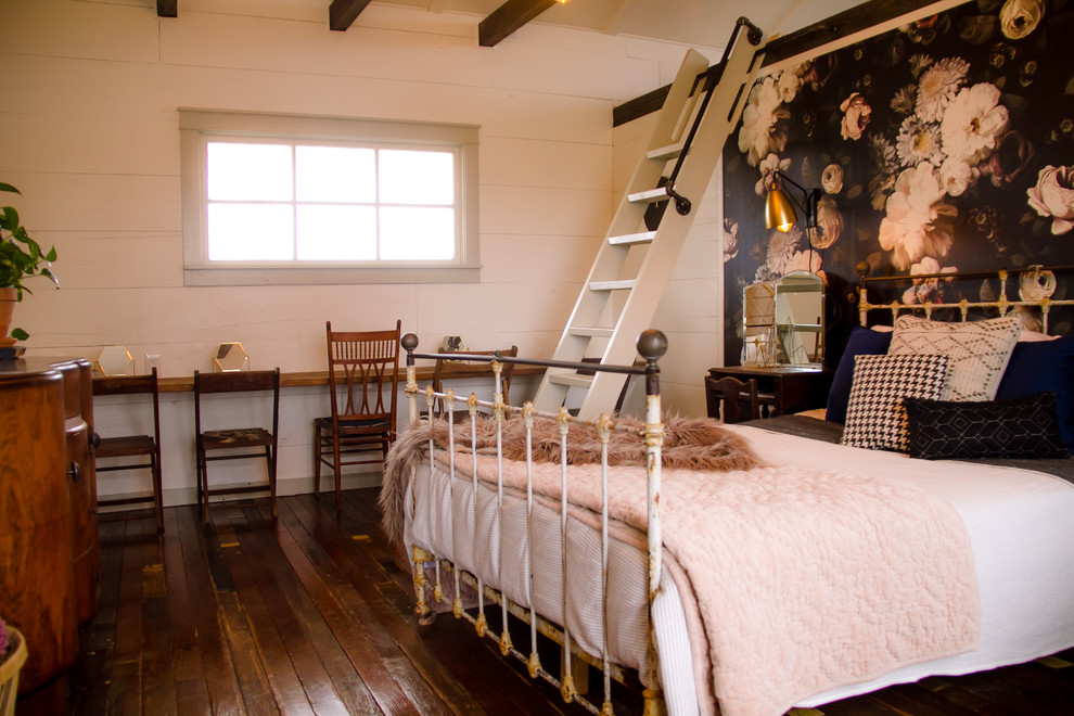 オースティンにある広いカントリー風のおしゃれな主寝室 (白い壁、濃色無垢フローリング、茶色い床) のインテリア