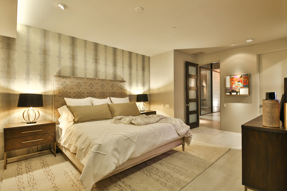 Пример оригинального дизайна: гостевая спальня среднего размера, (комната для гостей) в стиле фьюжн с зелеными стенами, полом из керамогранита, фасадом камина из камня и бежевым полом без камина