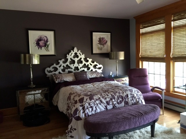 Exemple d'une chambre parentale chic de taille moyenne avec un mur violet et parquet clair.