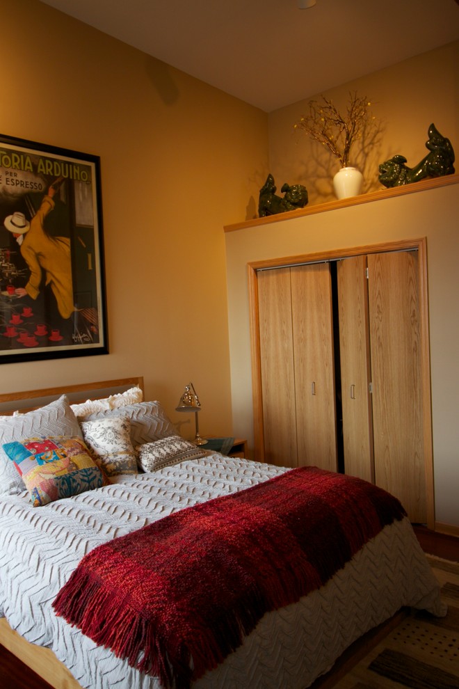 Стильный дизайн: гостевая спальня среднего размера, (комната для гостей) в стиле фьюжн - последний тренд