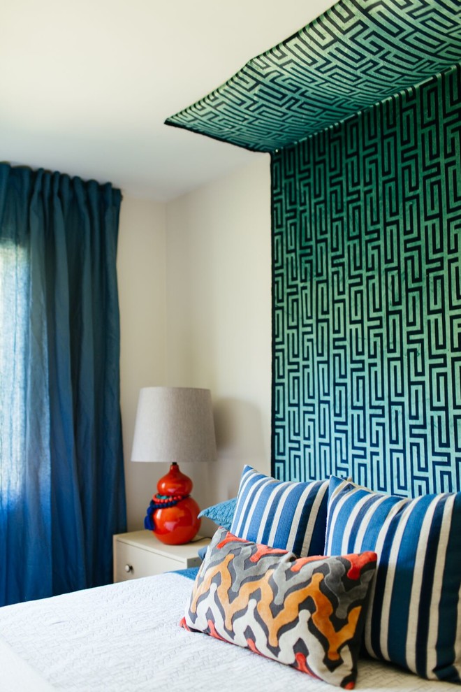 Свежая идея для дизайна: большая хозяйская спальня в стиле фьюжн с серыми стенами без камина - отличное фото интерьера