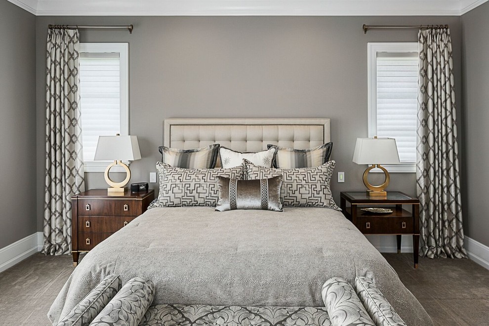 Пример оригинального дизайна: хозяйская спальня среднего размера в стиле неоклассика (современная классика) с серыми стенами, ковровым покрытием и бежевым полом без камина