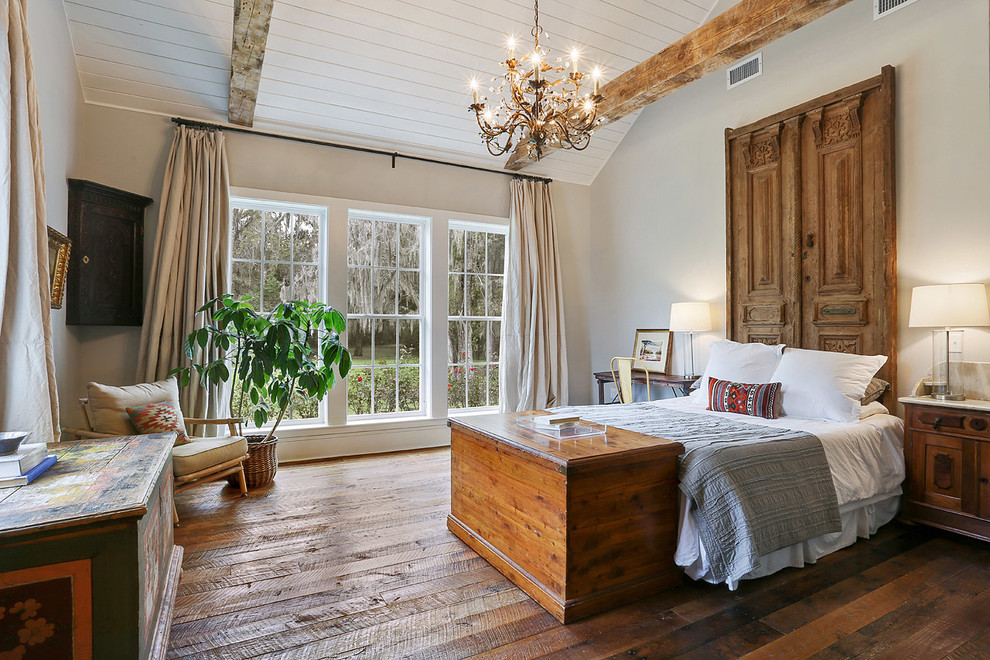 Diseño de dormitorio principal de estilo americano con paredes grises y suelo de madera en tonos medios