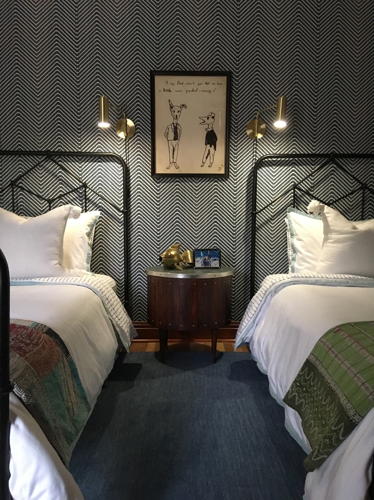 Пример оригинального дизайна: хозяйская спальня среднего размера в стиле фьюжн с разноцветными стенами, паркетным полом среднего тона и коричневым полом