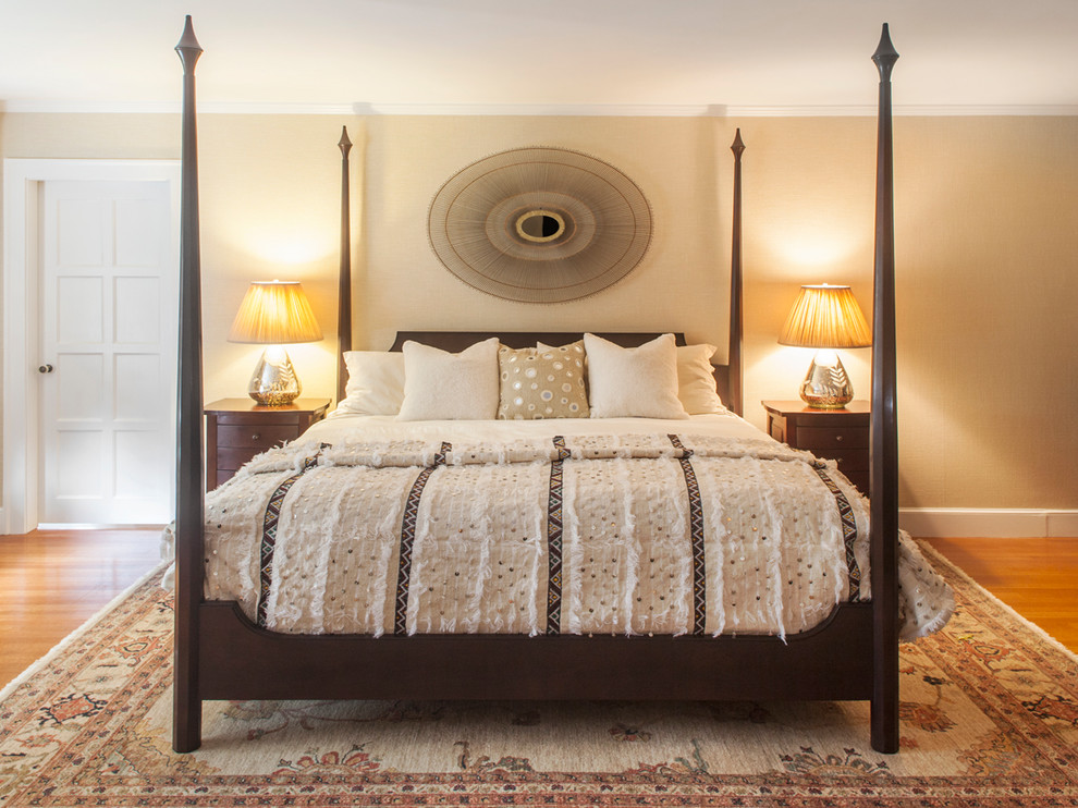 Пример оригинального дизайна: хозяйская спальня в викторианском стиле с белыми стенами, светлым паркетным полом, стандартным камином, фасадом камина из штукатурки и бежевым полом