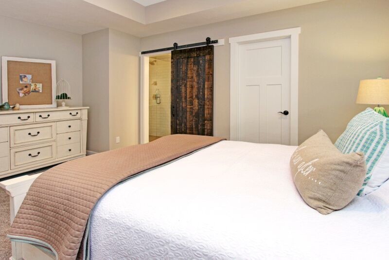 Immagine di una camera da letto boho chic con moquette