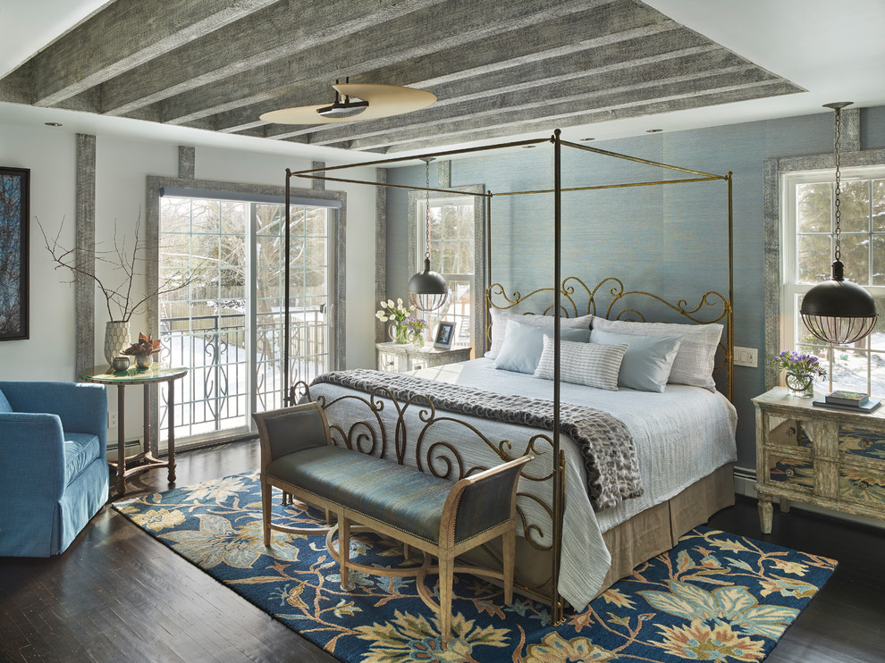 Imagen de dormitorio principal romántico grande con paredes multicolor, suelo de madera oscura y suelo marrón