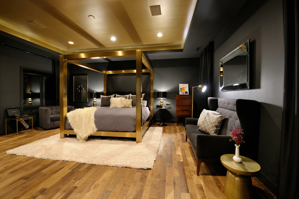 Modelo de dormitorio principal ecléctico con paredes negras, suelo de madera en tonos medios y suelo marrón