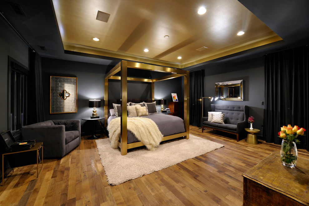 Eklektisches Hauptschlafzimmer mit schwarzer Wandfarbe, braunem Holzboden und braunem Boden in St. Louis