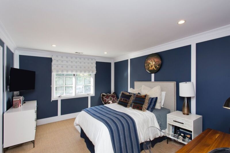 Пример оригинального дизайна: гостевая спальня среднего размера, (комната для гостей) в стиле фьюжн с синими стенами и ковровым покрытием
