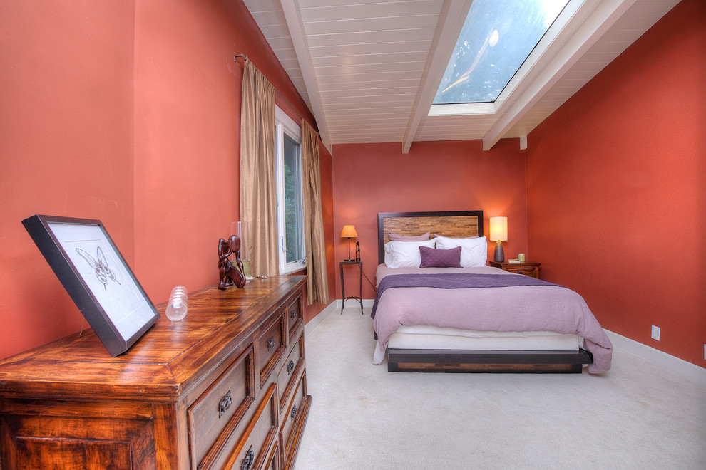 Стильный дизайн: маленькая хозяйская спальня в стиле фьюжн с оранжевыми стенами и ковровым покрытием для на участке и в саду - последний тренд