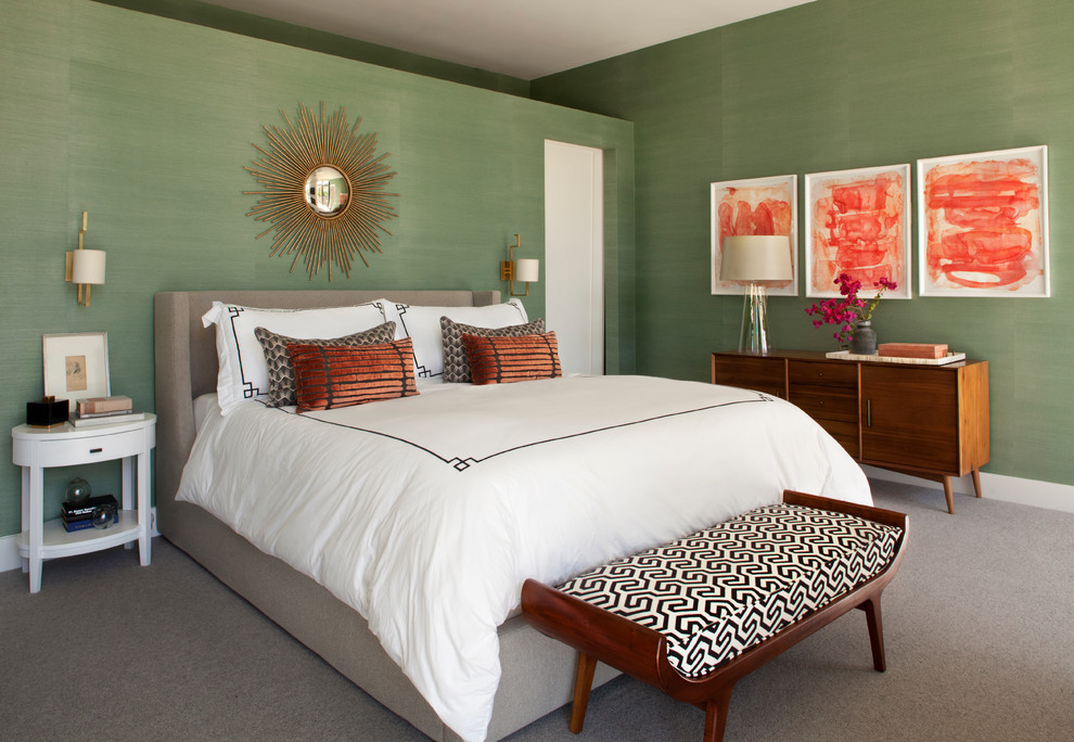 ロサンゼルスにある中くらいなミッドセンチュリースタイルのおしゃれな客用寝室 (緑の壁、カーペット敷き、暖炉なし、照明) のレイアウト