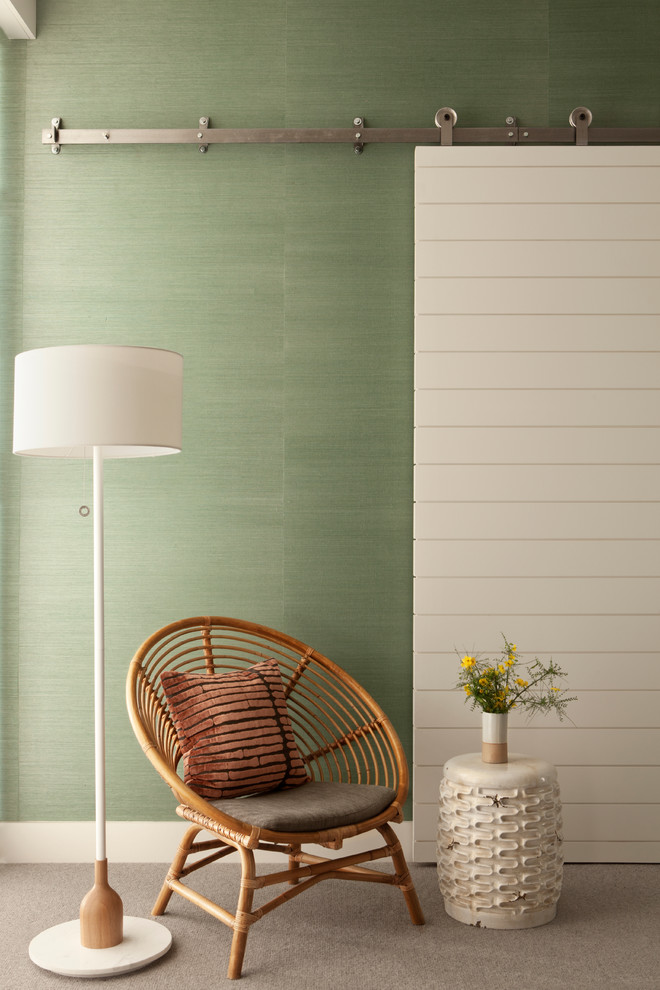 Ejemplo de dormitorio principal minimalista de tamaño medio sin chimenea con paredes verdes y moqueta