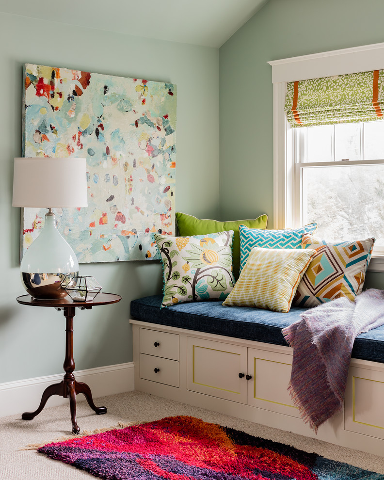 ボストンにあるトラディショナルスタイルのおしゃれな寝室 (緑の壁、カーペット敷き、ベージュの床) のレイアウト