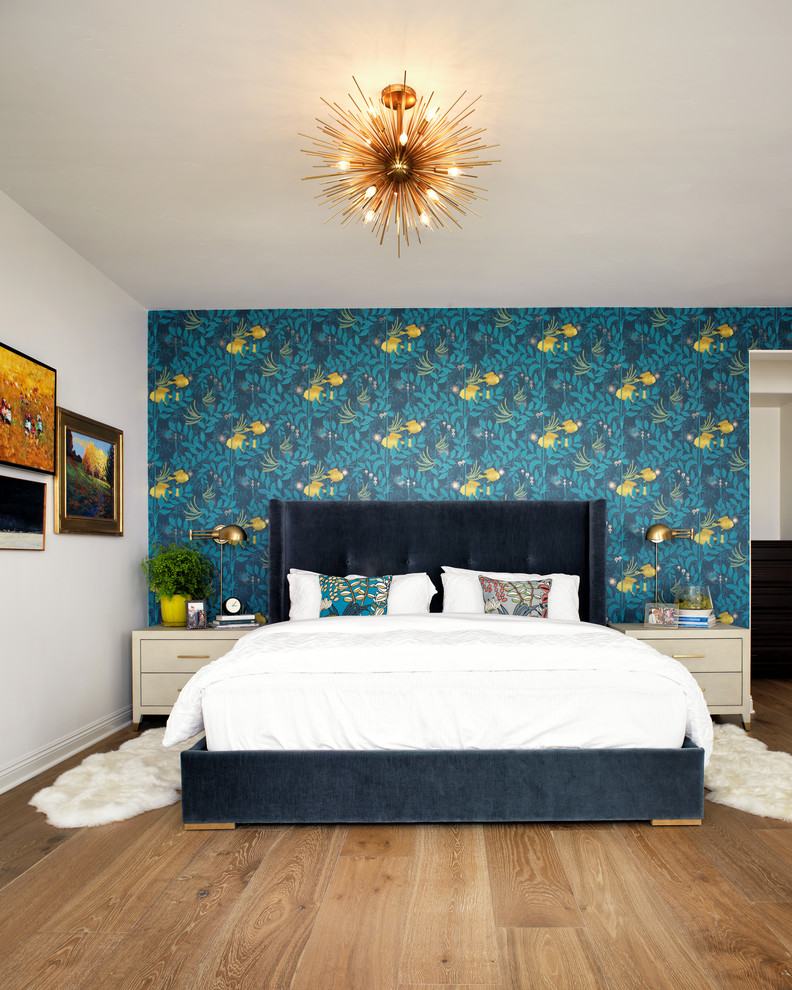 Пример оригинального дизайна: хозяйская спальня в современном стиле с синими стенами, паркетным полом среднего тона и коричневым полом