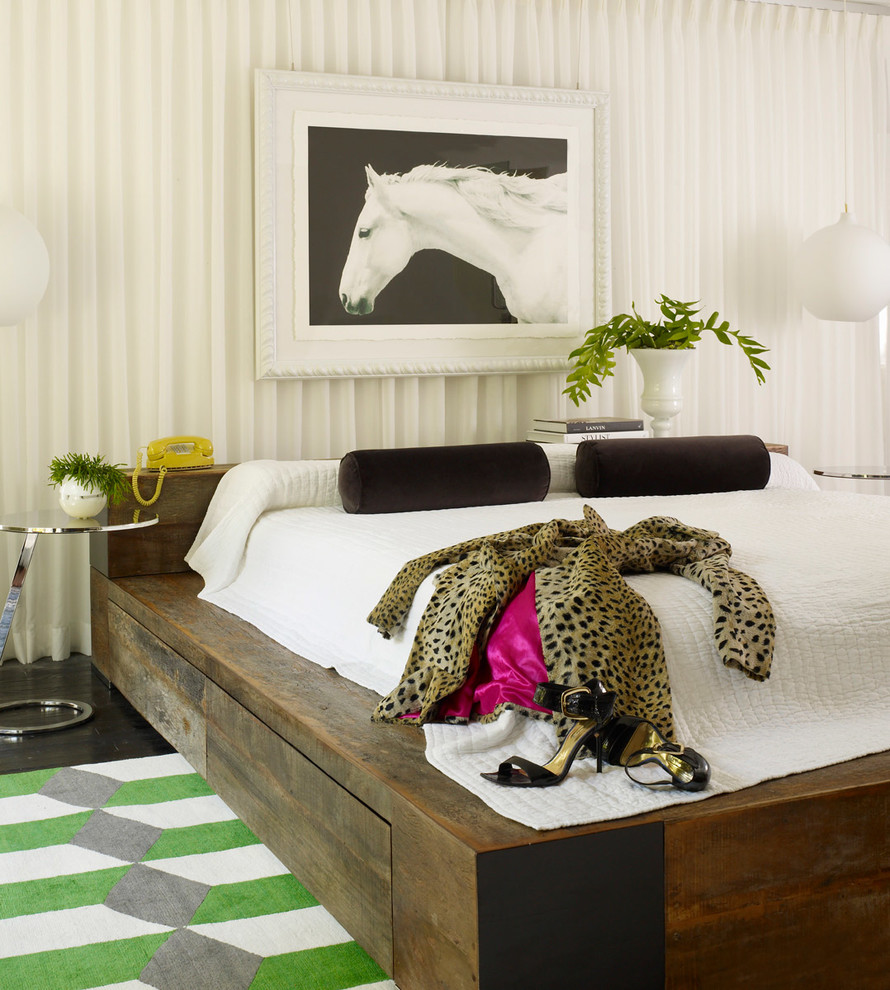 Foto di una camera da letto minimal con pareti bianche
