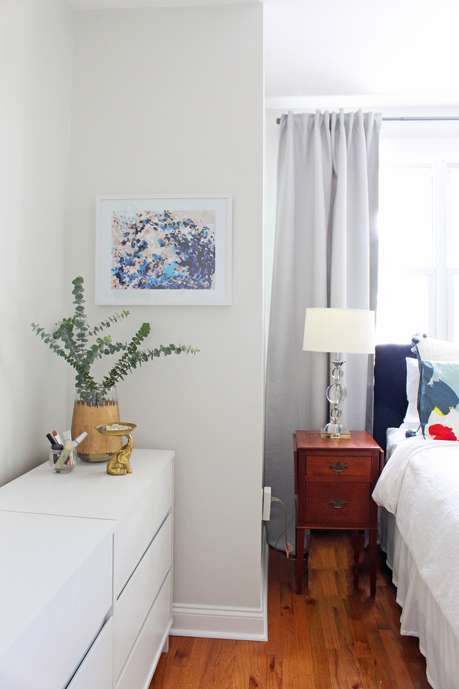 Mittelgroßes Stilmix Hauptschlafzimmer mit weißer Wandfarbe und braunem Holzboden in Philadelphia