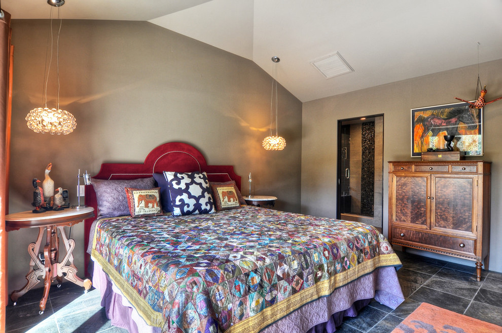 Foto de dormitorio principal bohemio de tamaño medio sin chimenea con paredes marrones y suelo de pizarra