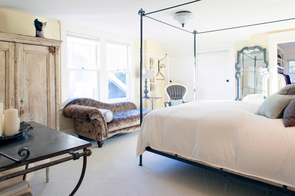 На фото: большая хозяйская спальня в стиле шебби-шик с желтыми стенами и ковровым покрытием без камина