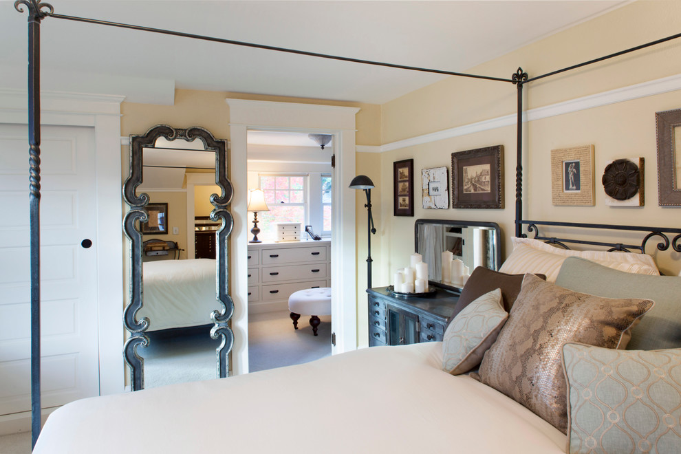Großes Shabby-Chic Hauptschlafzimmer ohne Kamin mit gelber Wandfarbe und Teppichboden in Portland