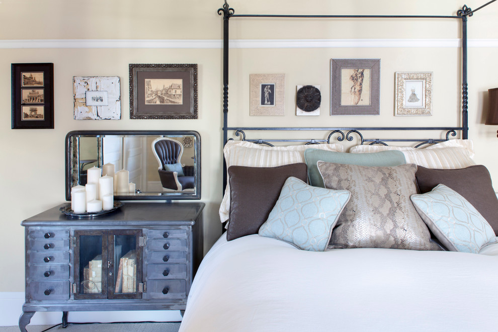 Стильный дизайн: большая хозяйская спальня в стиле шебби-шик с желтыми стенами и ковровым покрытием без камина - последний тренд