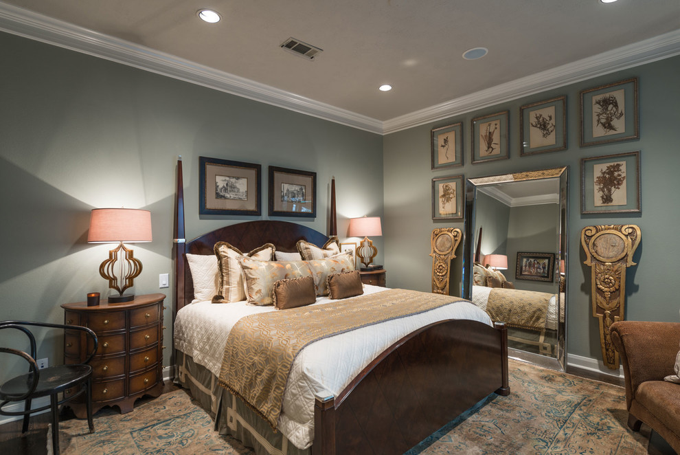 ヒューストンにあるトラディショナルスタイルのおしゃれな寝室 (グレーの壁、濃色無垢フローリング、茶色い床、グレーとブラウン) のレイアウト