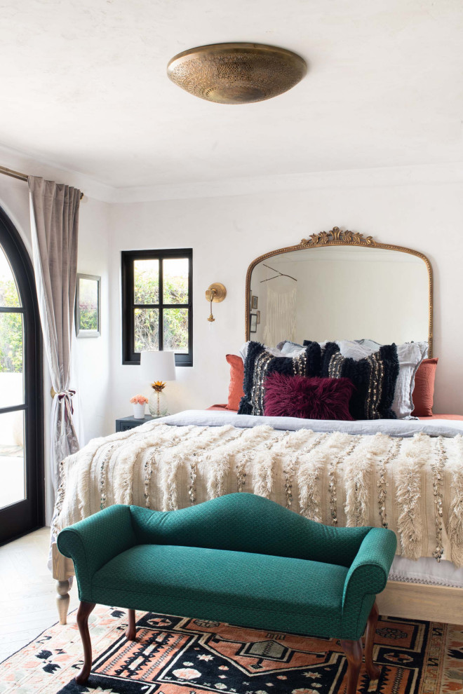 Идея дизайна: спальня в средиземноморском стиле с белыми стенами, паркетным полом среднего тона и коричневым полом