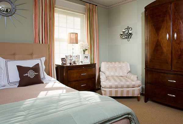 Foto de dormitorio principal tradicional renovado de tamaño medio sin chimenea con paredes multicolor, suelo de madera en tonos medios y suelo beige