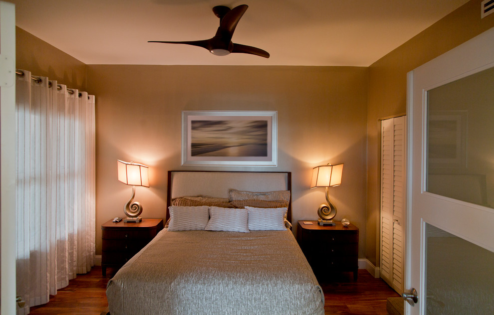 Esempio di una camera degli ospiti tradizionale di medie dimensioni con pareti marroni, pavimento in legno massello medio e pavimento marrone