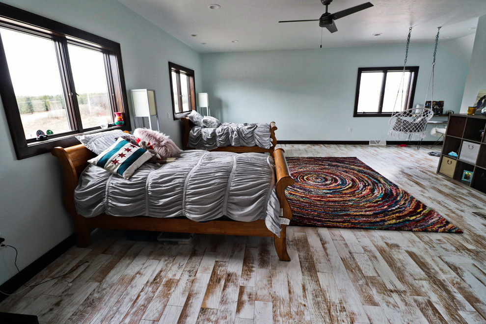 Inspiration för stora eklektiska sovrum, med blå väggar, målat trägolv och vitt golv