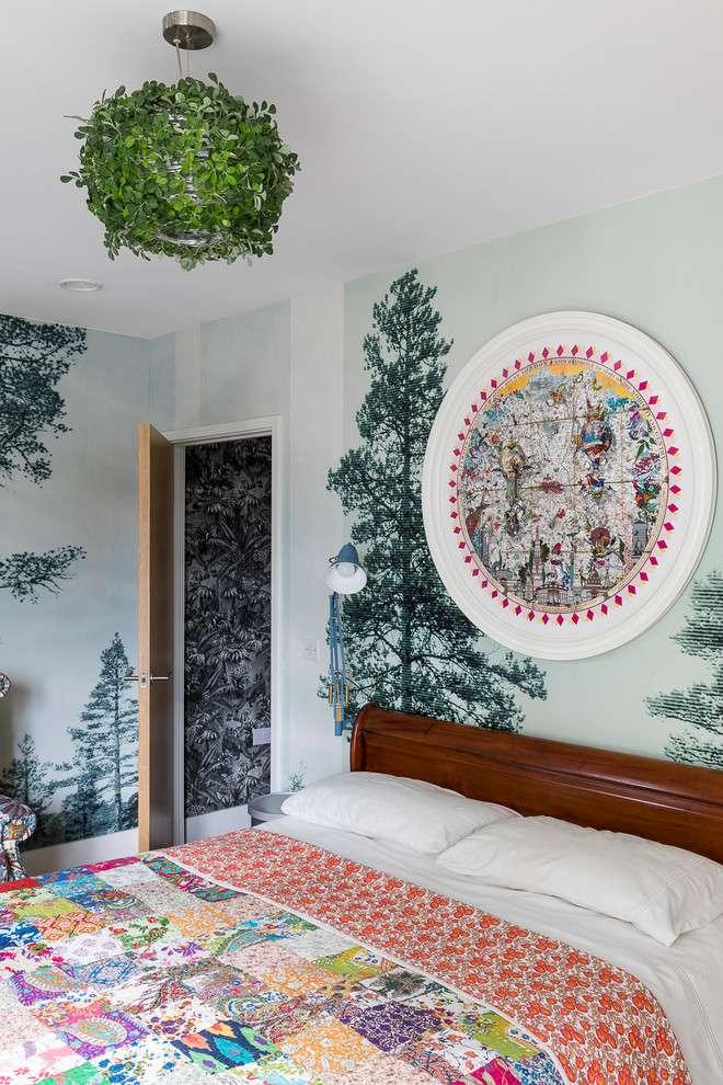 ロンドンにあるエクレクティックスタイルのおしゃれな寝室 (マルチカラーの壁)