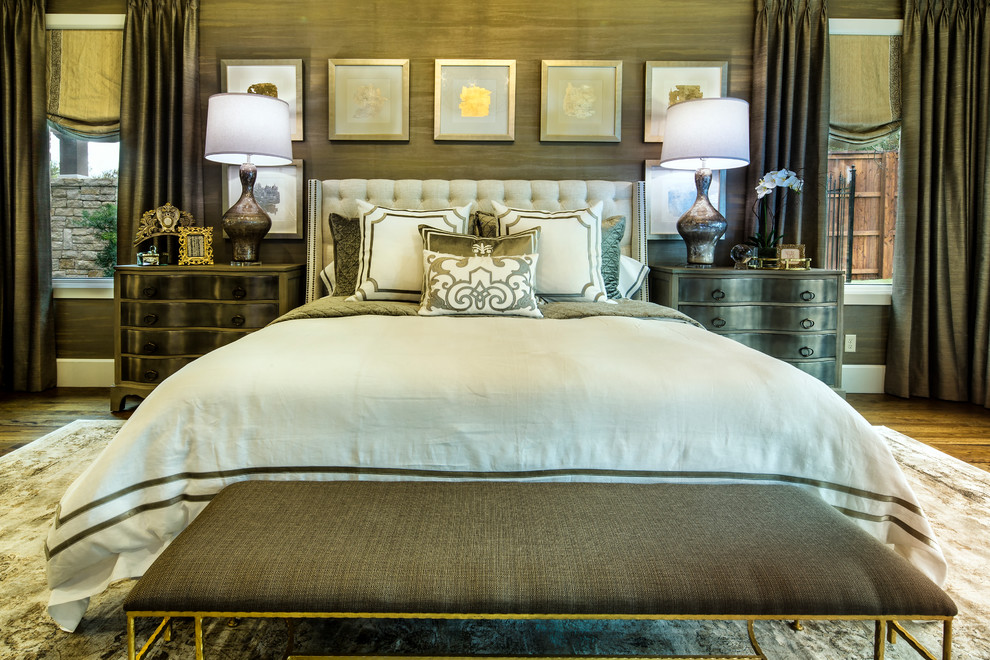 Mittelgroßes Eklektisches Hauptschlafzimmer ohne Kamin mit brauner Wandfarbe und dunklem Holzboden in Dallas