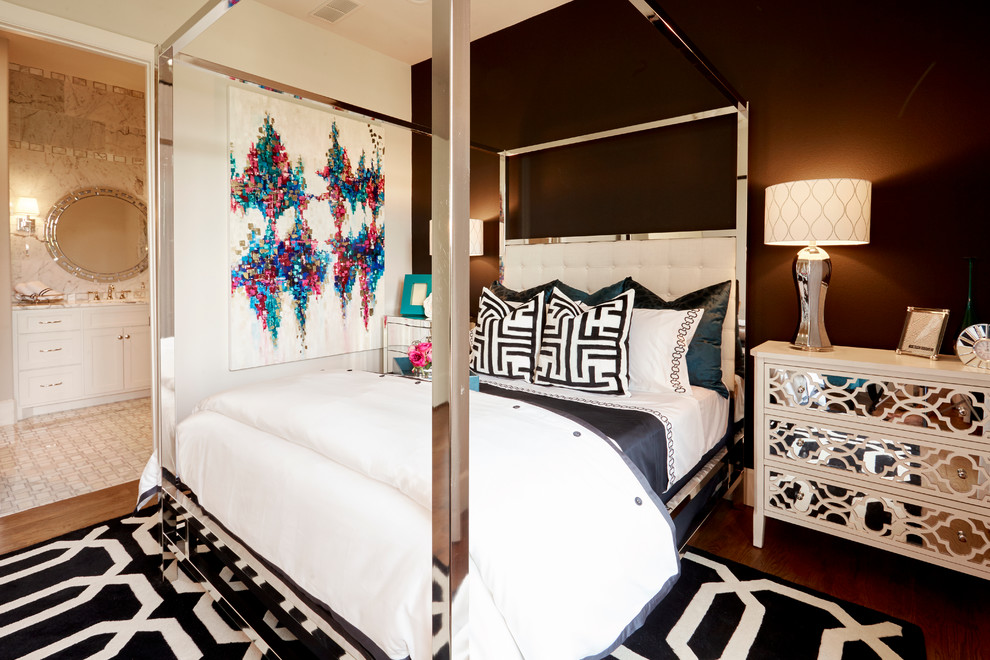 Diseño de habitación de invitados ecléctica de tamaño medio sin chimenea con paredes negras y suelo de madera oscura