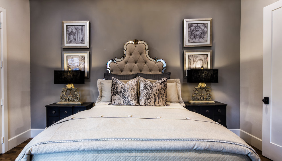 Diseño de habitación de invitados bohemia de tamaño medio sin chimenea con paredes grises y suelo de madera oscura
