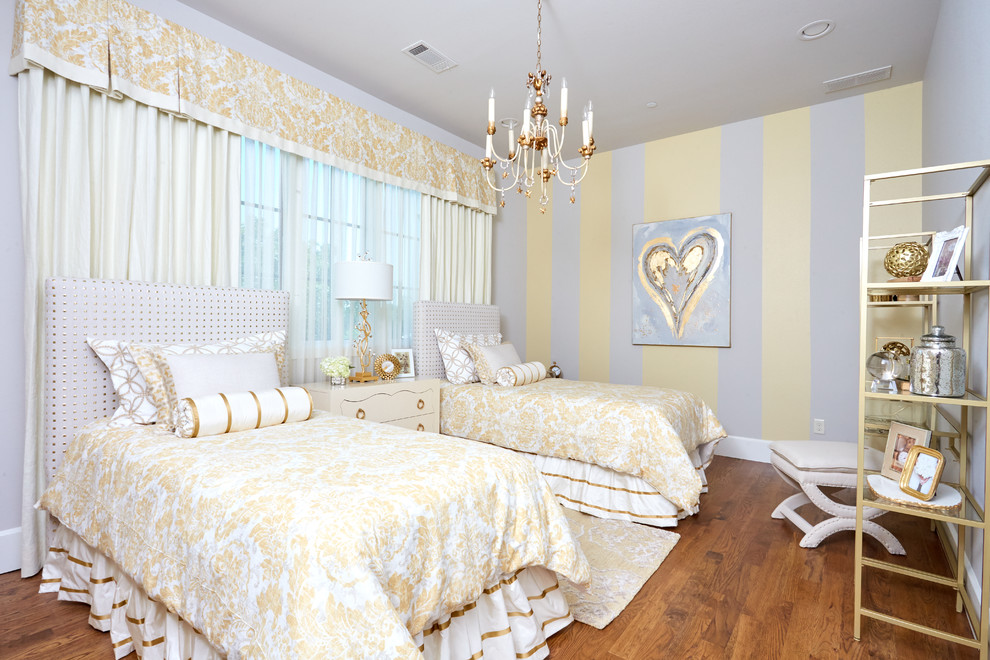 Foto de habitación de invitados ecléctica de tamaño medio sin chimenea con paredes amarillas y suelo de madera oscura