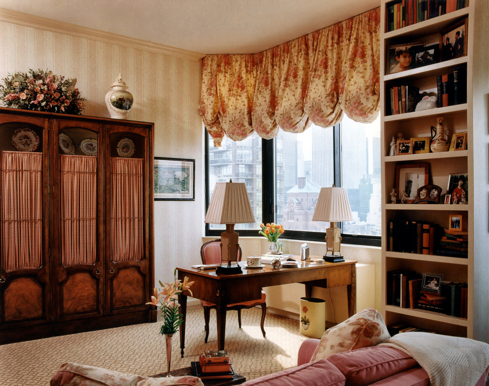 На фото: хозяйская спальня среднего размера в стиле фьюжн с розовыми стенами и ковровым покрытием
