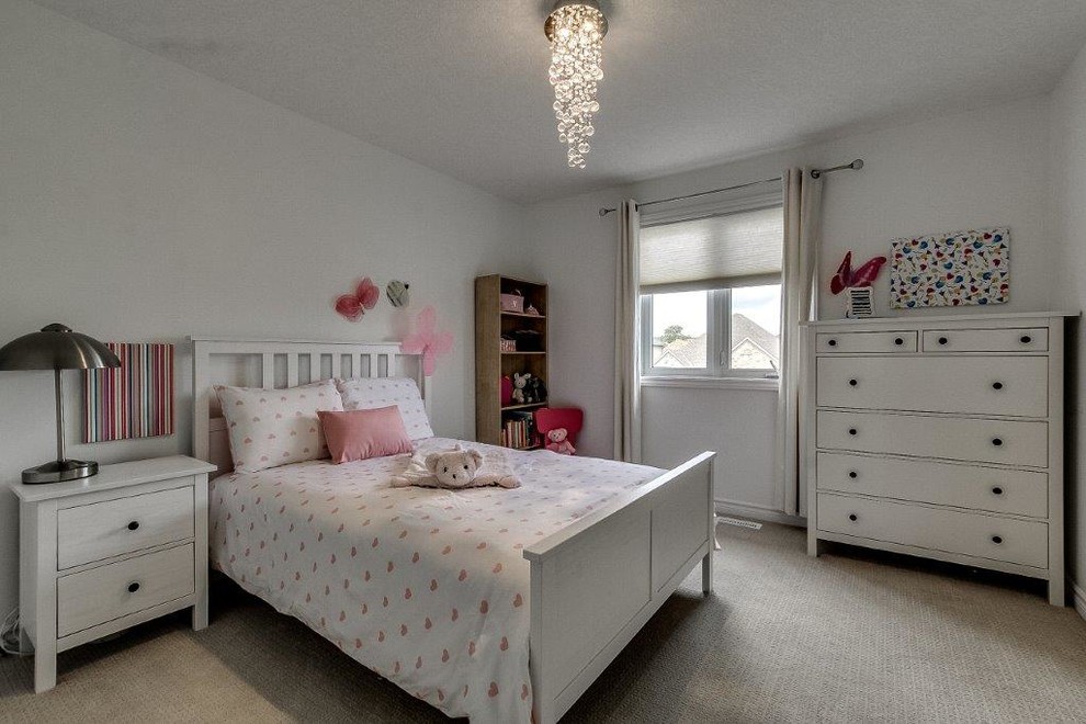 Foto de dormitorio contemporáneo de tamaño medio con paredes beige, moqueta y suelo beige