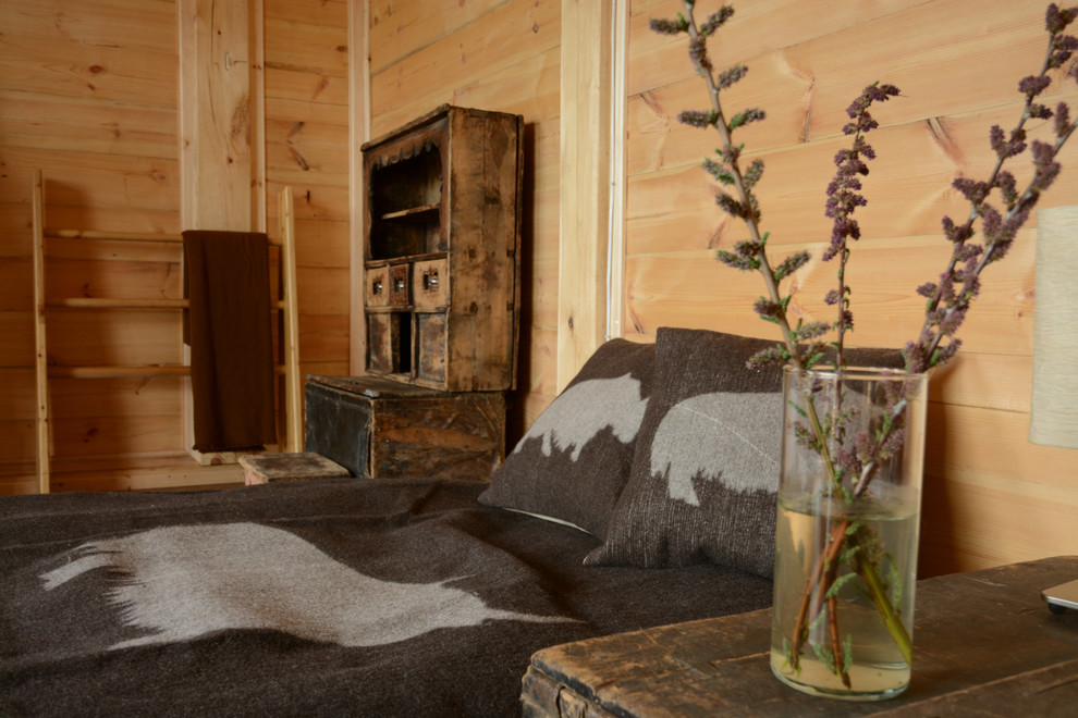 Ejemplo de habitación de invitados rústica de tamaño medio con suelo de madera clara