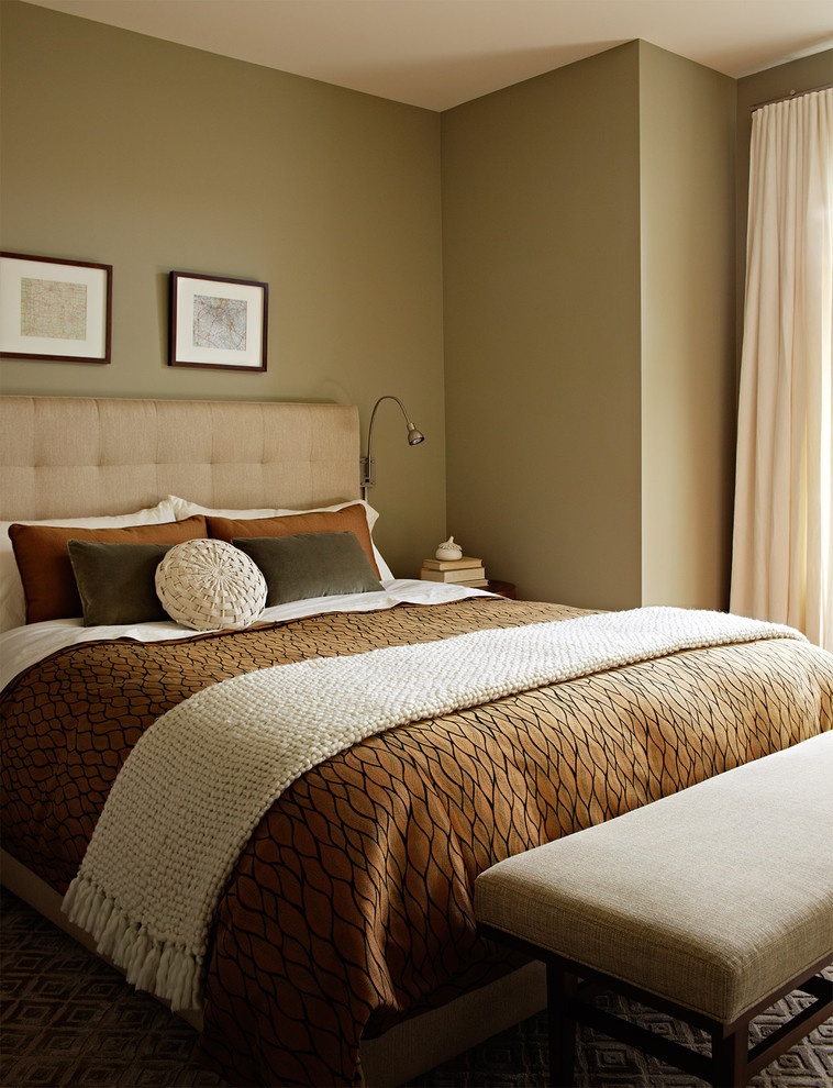 Foto di una camera degli ospiti minimal di medie dimensioni con pareti verdi e pavimento in legno massello medio