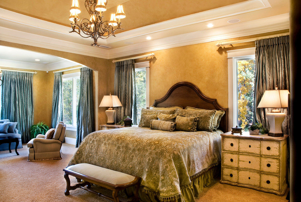 Diseño de dormitorio principal clásico de tamaño medio sin chimenea con paredes amarillas y moqueta
